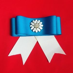 Bow Brooch/ turquoise and cream color
